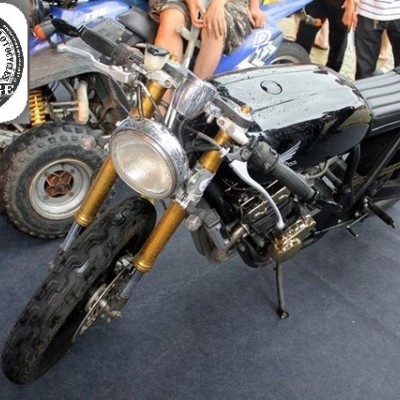 Honda CB400 lên đời với phong cách cafe racer mạ vàng