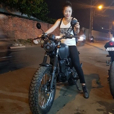 Tự Thanh Đa độ Suzuki EN150-A kiểu tracker cho nữ biker xinh đẹp