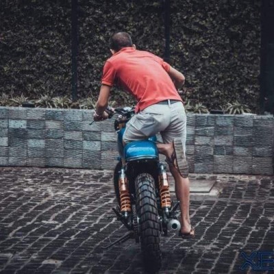 Yamaha SR400 độ kiểu cách của garage Tự Thanh Đa