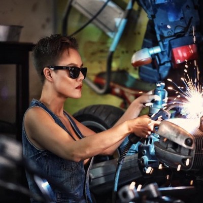 Người mẫu Thanh Thủy đọ dáng cùng BMW 