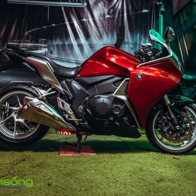 Ngắm “hàng hiếm” Honda VFR 1200F tại Red Coffee Tự Thanh Đa